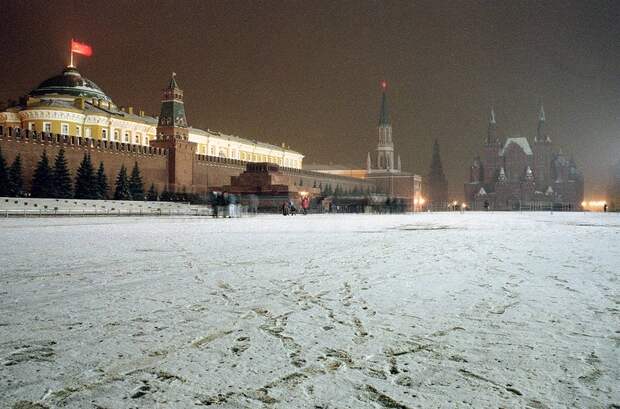 1991 декабрь 21 флаг СССР одну из последних ночей развивается над кремлём.jpg 1991 декабрь 21 флаг СССР одну из последних ночей развивается над кремлём.jpg