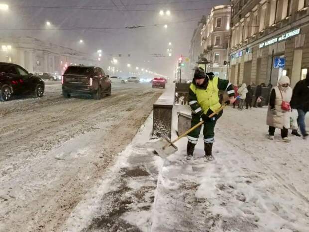 Специалисты Петербурга в усиленном режиме убирают последствия аномального снегопада
