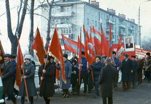 Сотрудники Щекинского погрузочно-транспортного управления собираются в колонну на демонстрацию к дню Великой октябрьской социалистической революции. Конец 80-х.