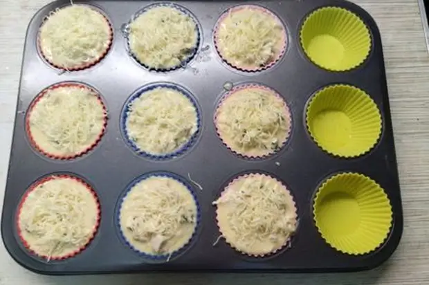 Маффины с куриной грудкой, зеленью и сыром