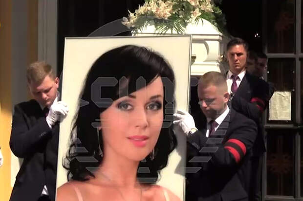 Семья актрисы Анастасии Заворотнюк запретила фотографировать ее гроб