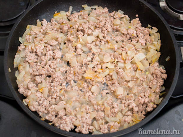Запеченный лук с мясной начинкой — 7 шаг