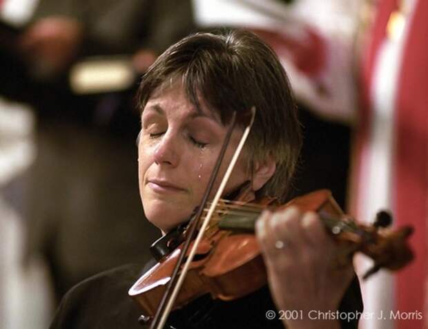 Скрипачка плачет во время поминальной службы в Christ Church Cathedral в Ванкувере в память о жертвах 11 сентября подборка фото, хорошие фото, эмоции
