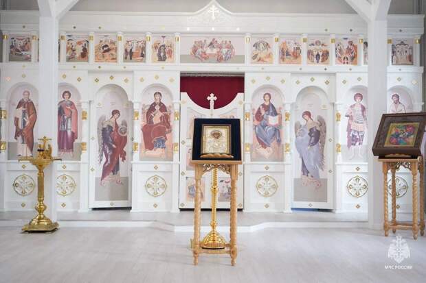 В храме Академии ГПС МЧС России освятили новый иконостас и настенные росписи после реставрации