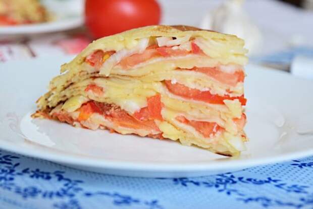 Закусочный блинный торт с сыром и помидорами