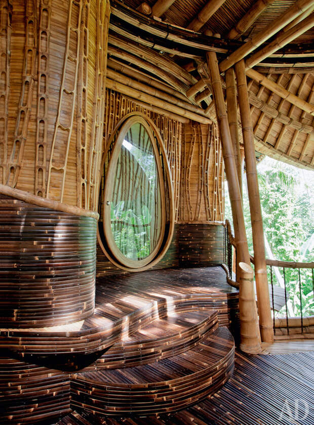 Каркас дома сделан из толстых стеблей бамбука, стены, пол и потолок обшиты корой тонких побегов. В интерьере преобладают органические формы — например, двери сделаны в виде капель.