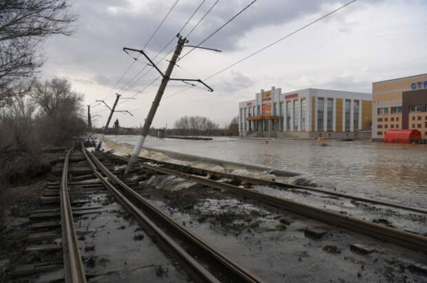 В Орске начали восстанавливать трамвайные пути, поврежденные паводком