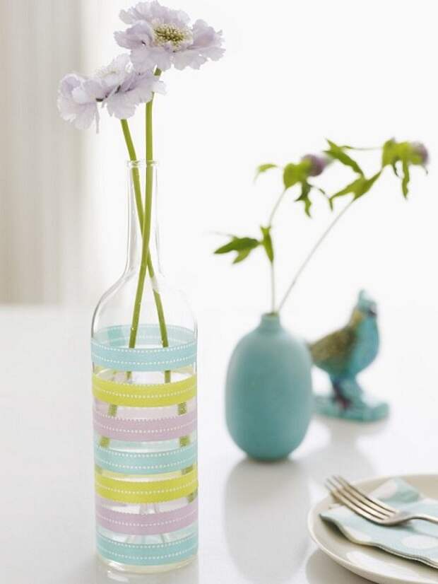 Отменный вариант оформить обычную бутылку в виде прекрасной вазы, что однозначно понравится.