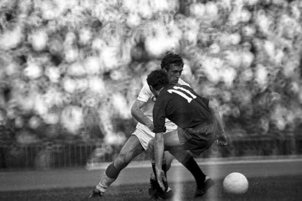 Защитник сборной СССР Реваз Дзодзуашвили (слева в белой форме) в борьбе с испанским нападающим Хосе Игнасио Чуррукой