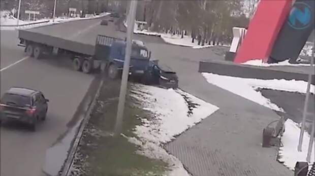 КамАЗ на полном ходу снес Ниссан Кашкай авария, авто, видео, дтп