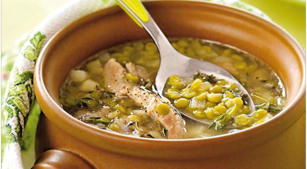 Гороховый суп можно готовить из любого вида мяса, но особенно вкусным он получается с копченностями 