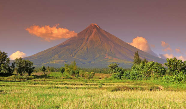 Гора Майон, расположенная на острове Лузон, самый активный действующий вулкан на Филиппинах. Идеальная симметрия его сторон делает вулкан настоящим подарком для путешественника-перфекциониста.