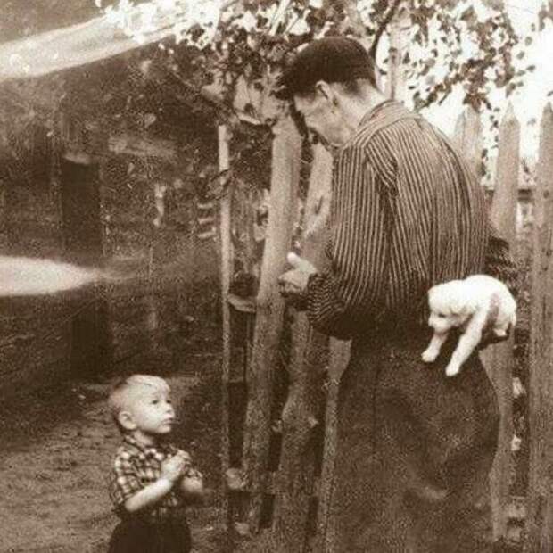Мальчик ждет, пока отец подарит ему долгожданный подарок, 1929 Мальчик ждет, пока отец подарит ему долгожданный подарок, 1929