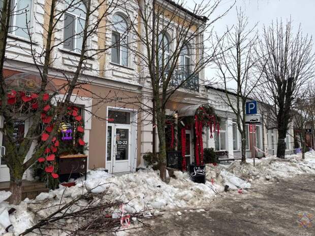 В Бобруйске женщина пострадала из-за падения снега с кровли жилого дома.