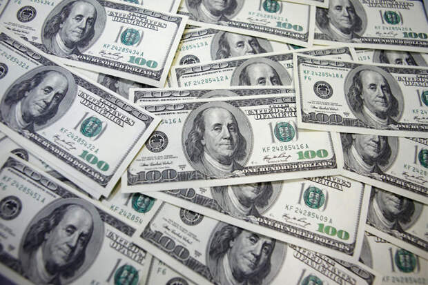 Средний курс продажи наличного доллара США в банках Москвы достиг минимального значения за неделю и составляет 73,992 руб.