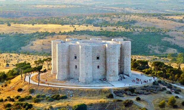 Несмотря на то, что Castel del Monte считается замком, он не является фортификационным сооружением, предназначенным для защиты именитого владельца (Италия). | Фото: culturalheritageonline.com.