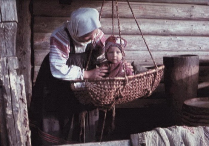 Ребёнок в люльке. Ребёнок в люльке.