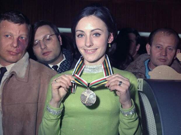 Пегги Флеминг (США), хвастается медалью. Олимпиада. Гренобль. Франция. 1968 год история, фото