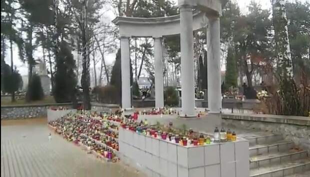 Мемориал на олькушском кладбище с сотнями поминальных свечей