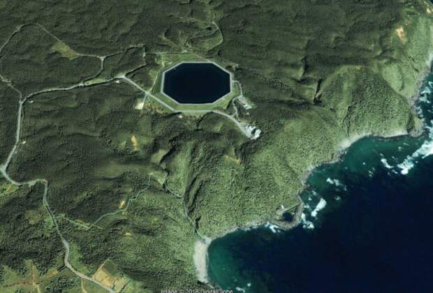 Это не бассейн: зачем нужен странный восьмиугольный водоем на берегу Тихого океана
