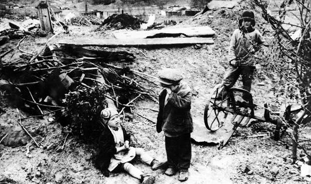 Советские дети среди разрушенного населенного пункта. 1942 г.