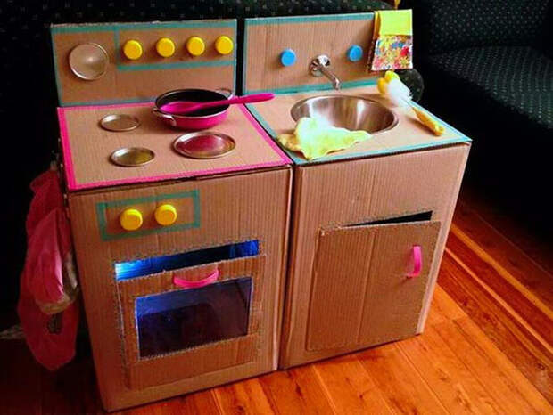 Картонную коробку можно превратить в игрушечную кухню.