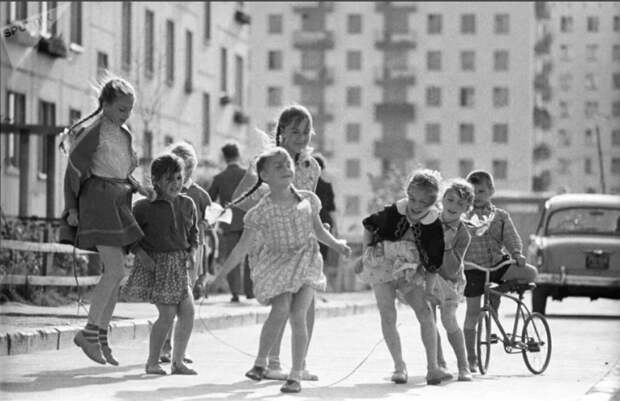 Советские дети активно проводили досуг, не задумываясь о том, во что одеты / Фото: yandex.ua