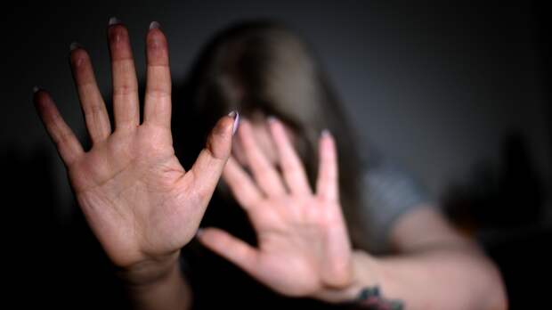 Девушка покалечила бывшую одноклассницу на глазах сверстников в Кузбассе