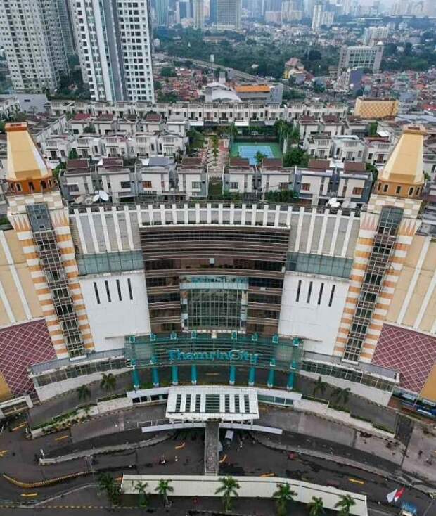 Деревня Cosmo Park занимает площадь 1,2 га и расположена на уровне 10-ти этажного дома (Джакарта, Индонезия). | Фото: kmgram.com.