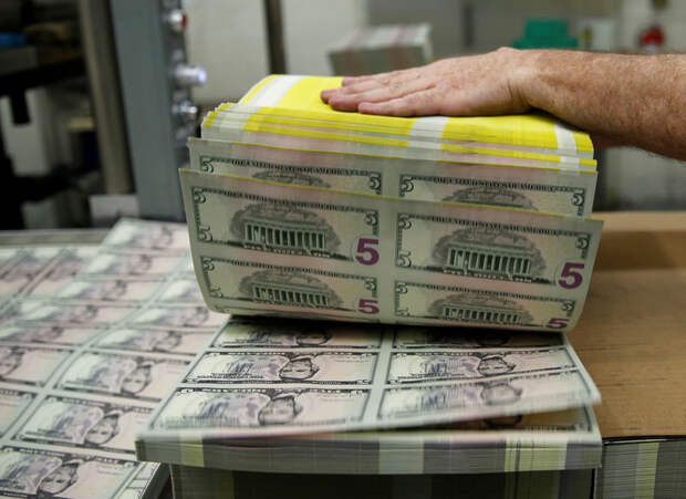 За первые пять минут торгов курс доллара США понизился до 74,4491 руб.