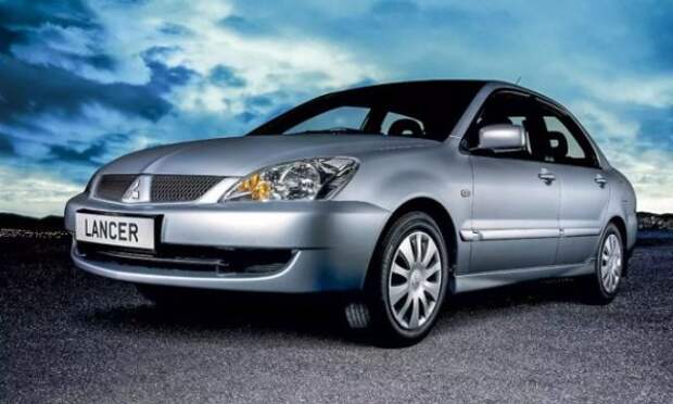 Mitsubishi Lancer IX может иметь пробег около 200 000 км, но предлагает просторный салон, а выбор двигателей и коробок передач достаточно богат.Модель доступна с двигателями объемом 1,3 л (82 л.с.), 1,6 л (98 л.с.) и 2,0 л (135 л.с.) как с механической, так и с автоматической коробкой передач.Цена разных версий на данный момент примерно одинакова.