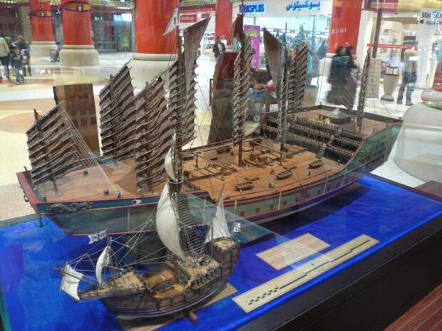 Корабль китайского мореплавателя Чжэн Хэ в сравнении с кораблём Колумба. Оба жили, в примерно, одинаковое время. Представьте, если бы они открыли Америку.