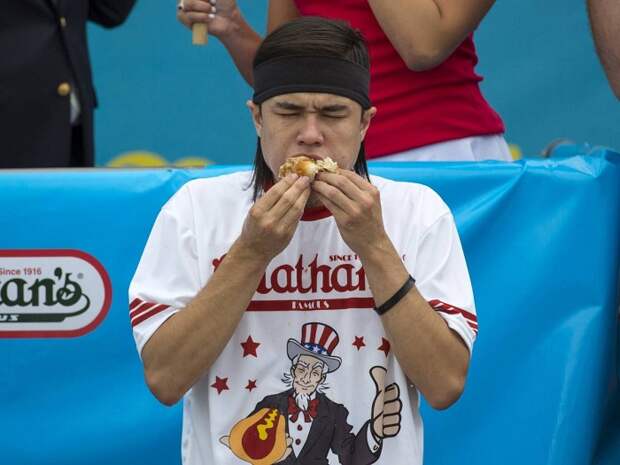 Мэтт Стони (Matt Stonie) поедает хот-доги. | Фото: аllday.com.