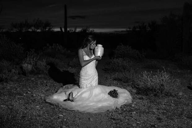 Американка вышла замуж за призрака. Самый грустный свадебный фотосет в истории.