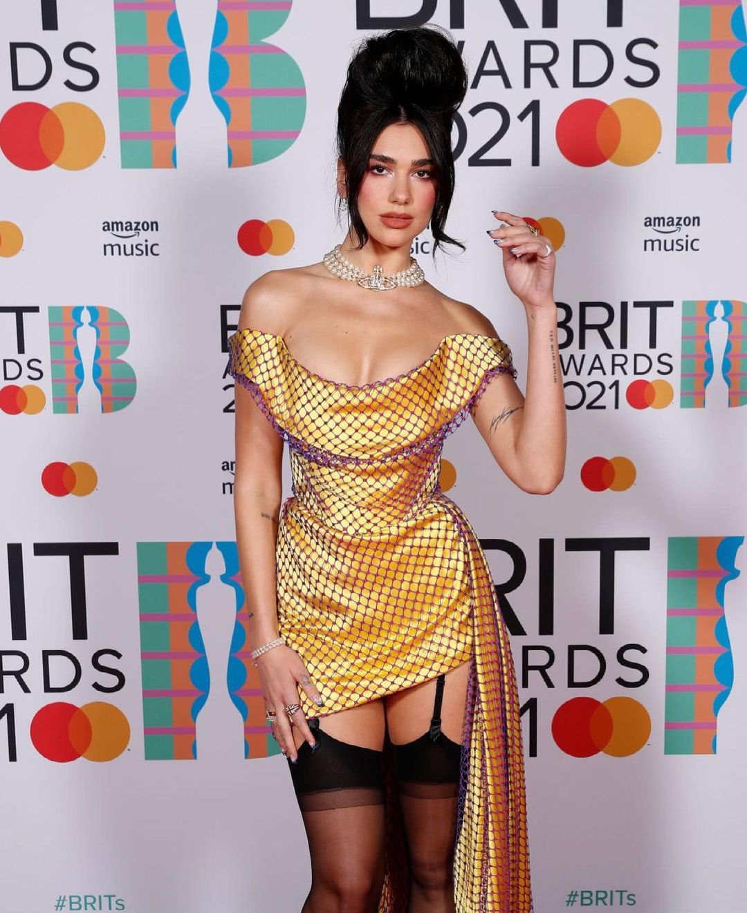 Современная Мария-Антуанетта: разбираем причёску и макияж Дуа Липы с BRIT Awards