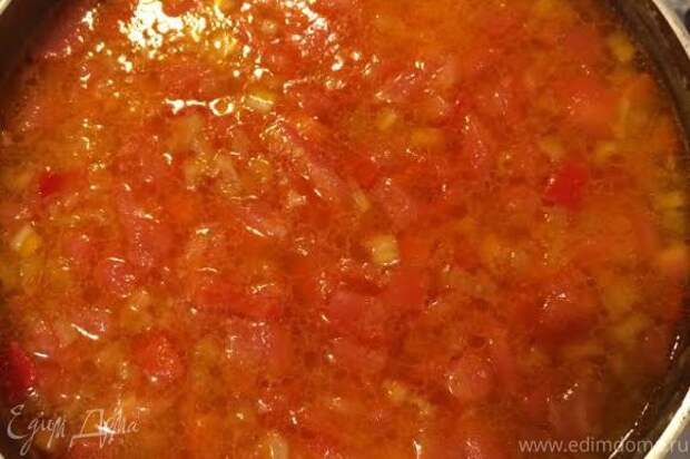 С помидора снять кожицу, порезать кубиками и тоже добавить в суп, варить 3-4 минуты.