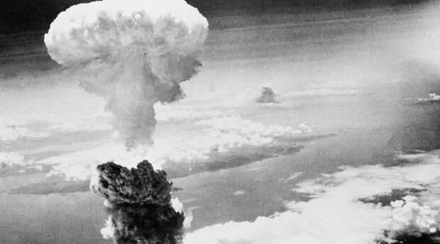 1945 Хиросима Ядерная бомбардировка Хиросимы и Нагасаки показала, что именно прячет природа в шкатулке Пандоры. Сотни тысяч погибших на месте и миллионы, еще долгие годы страдающих от облучения людей. Человечество внезапно осознало, что может уничтожить само себя из-за каких-то территориальных споров — и, наконец, немного испугалось.