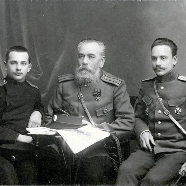 В центре — полковник армейской пехоты Василий Александрович Панкратьев (1850 — 1913). Слева - младший сын Александр, справа — старший сын Алексей. Один сын будет за белых, второй — за красных...