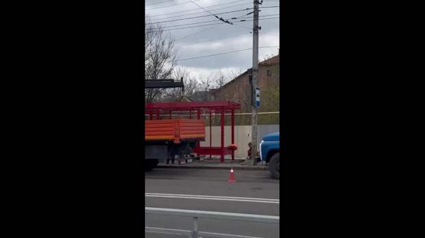 В результате аварии 08.04 была снесена остановка общественного транспорта. Сегодня ее уже восстанавливают https://t.me/webmoney_dn/319560Video: Клип