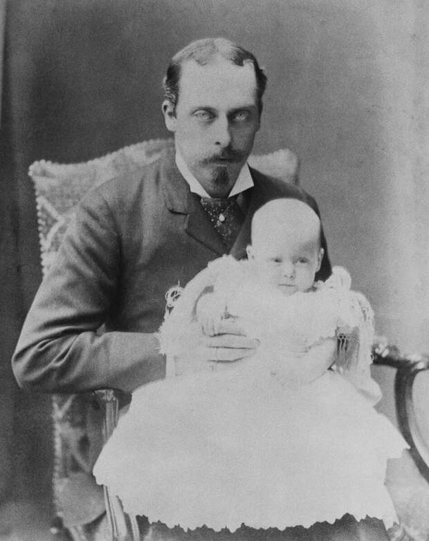 Принц Леопольд, герцог Олбани с дочкой