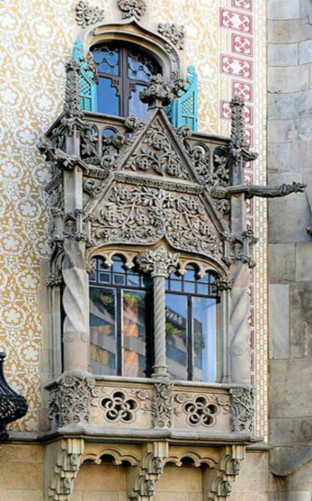 Окно в стиле арт-нуво, украшенное восхитительной лепкой. Дом Бальо (Casa Battlо), Барселона, Испания.