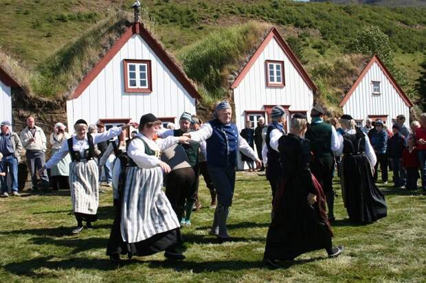 Датское меньшинство Исландии выделяется не только языком, но и тем, что датчане практически никогда не бывают язычниками, в отличие от исландцев.