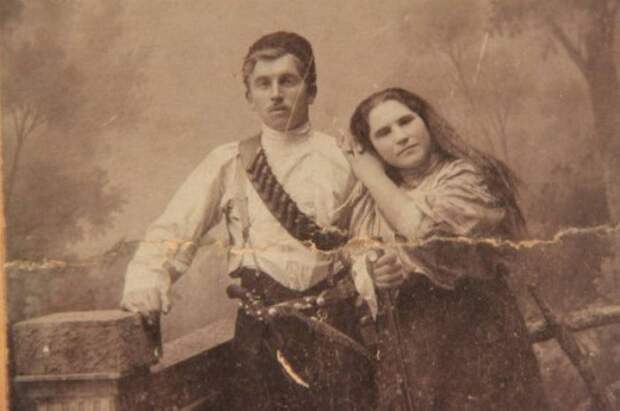 Мария Попова - прототип Анки-пулеметчицы из фильма «Чапаев» с мужем (не Петька), 1916 год.
