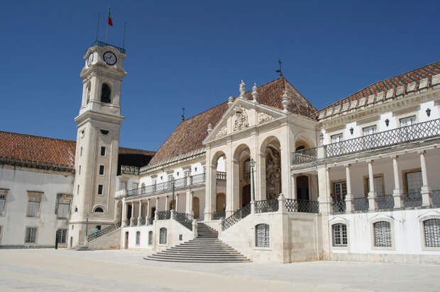 Университет открыт в 1290 году в бывшем королевском дворце Алкасова.