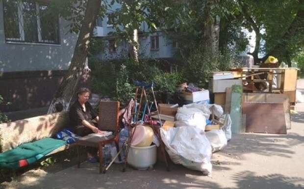 В Запорожье из квартиры на улицу выбросили инвалида, отдав жильё майору полиции