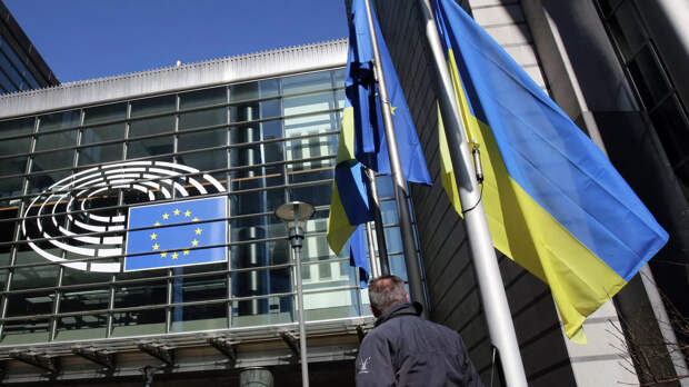 Флаг Украины возле здания Европейского парламента в Брюсселе - РИА Новости, 1920, 13.06.2022