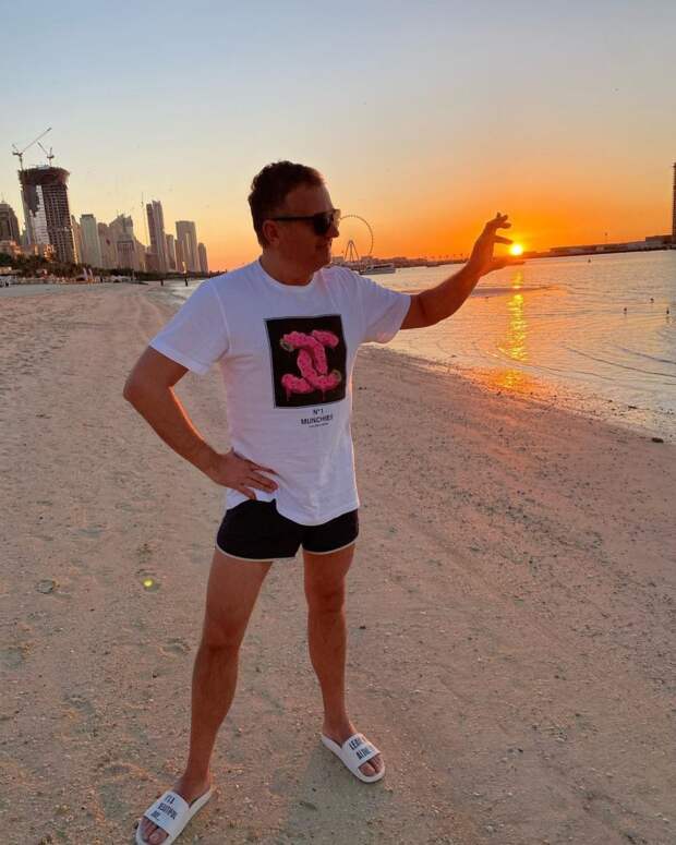 Юрий Горбунов в Дубаях на закате