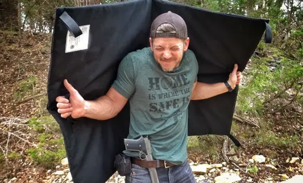 Одеяло против пуль: проверили дробовиком и автоматом