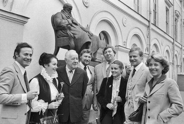 1982 год, актеры Малого театра Юрий Соломин, Элина Быстрицкая, Иван Любезнов, Виктор Борцов, Роман Филиппов, Елена Цыплакова, Виталий Соломин, Нелли Корниенко.