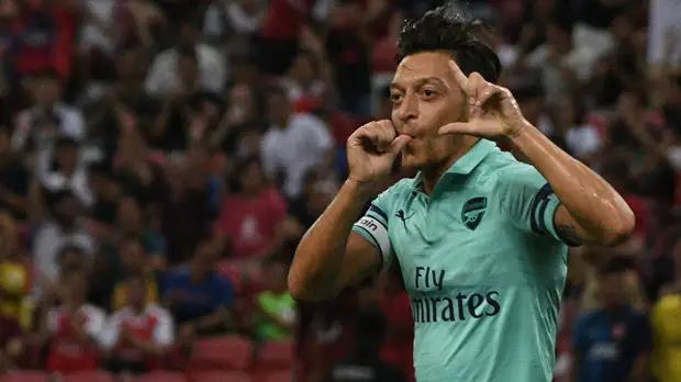 Озил оставил автограф судье на жёлтой карточке перед матчем с ПСЖ